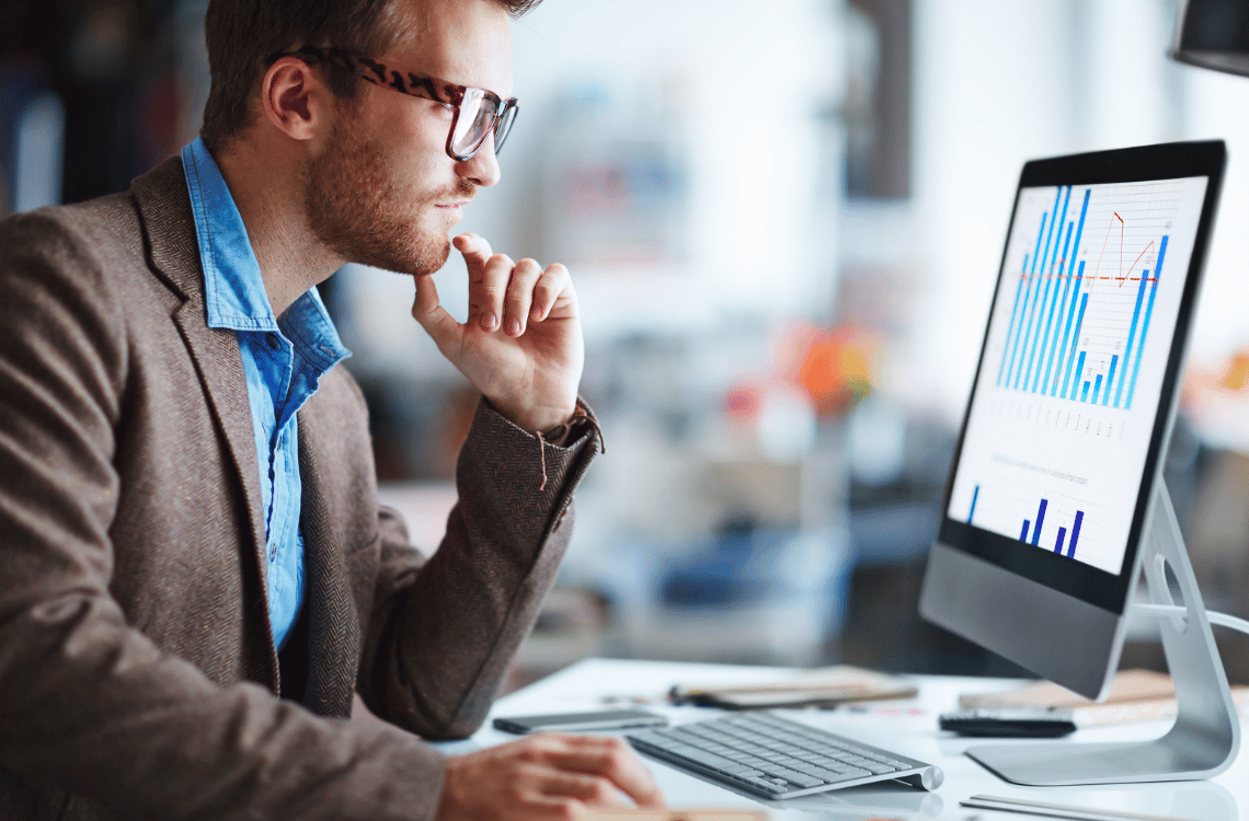 Person reading a graph on the screen.